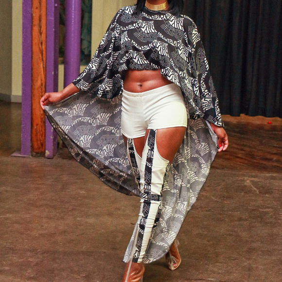 Cape with Shorts with attached leggings - Picture 2 of 2